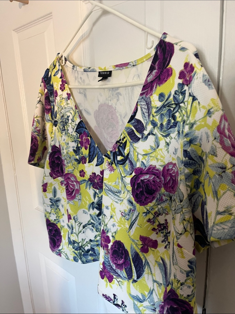 torrid Purple Floral V-Neck crop top with Yellow Accents size 3x